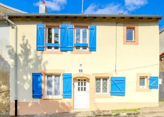Aux Volets Bleus